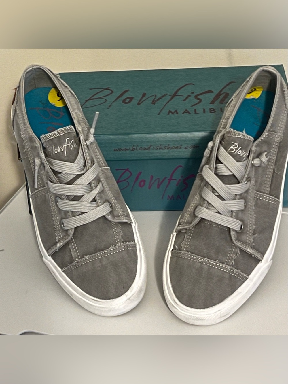 Blowfish Warm Gray Low-Top Sneakers women’s 
Sz 9M w Box